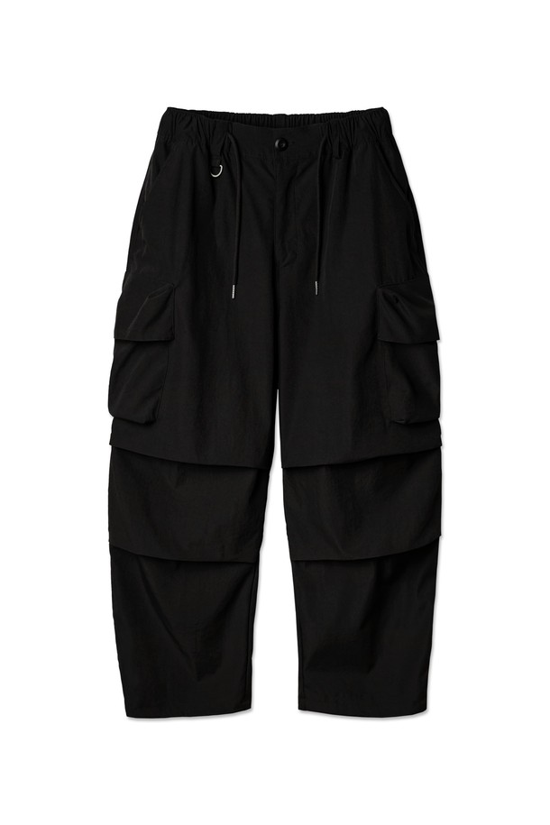 [DELUXE] 소프트 파라슈트 와이드 카고 팬츠 DLX2920는 부드러운 촉감의 폴리에스테르와 나일론 혼방 소재로 제작된 남성용 카고 팬츠입니다. 허리 밴딩과 스트링으로 편안한 착용감을 제공하며, 밑단 스트링으로 다양한 스타일 연출이 가능합니다. 무릎 핀턱 디테일과 카고 포켓, D링 디자인이 특징이며, 라이트 그레이, 카키, 브라운, 블랙 4가지 색상으로 출시되었습니다. 루즈핏 와이드 실루엣으로 스트릿, 캐주얼 스타일을 연출하기 좋으며, 광택감이 은은하게 돋보이는 제품입니다.
