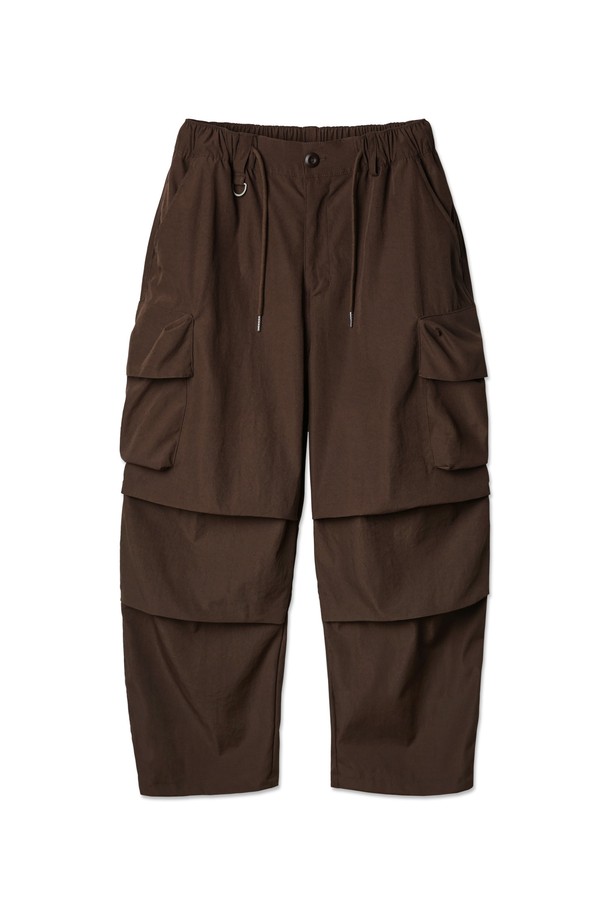 [DELUXE] 소프트 파라슈트 와이드 카고 팬츠는 남녀 모두 편안하게 착용 가능한 루즈핏의 긴바지입니다. 부드러운 폴리에스테르, 나일론 혼방 소재로 제작되어 봄, 여름, 가을에 적합하며, 라이트 그레이, 카키, 브라운, 블랙 4가지 색상으로 출시되었습니다. 무릎 플리츠, 카고 포켓, 허리 스트링, 밑단 스트링, D링 디테일과 더불어 밴딩 허리 디자인으로 편안함을 더했으며, 2-way 스타일링이 가능한 캐주얼/스트릿 무드의 와이드 카고 팬츠입니다.
