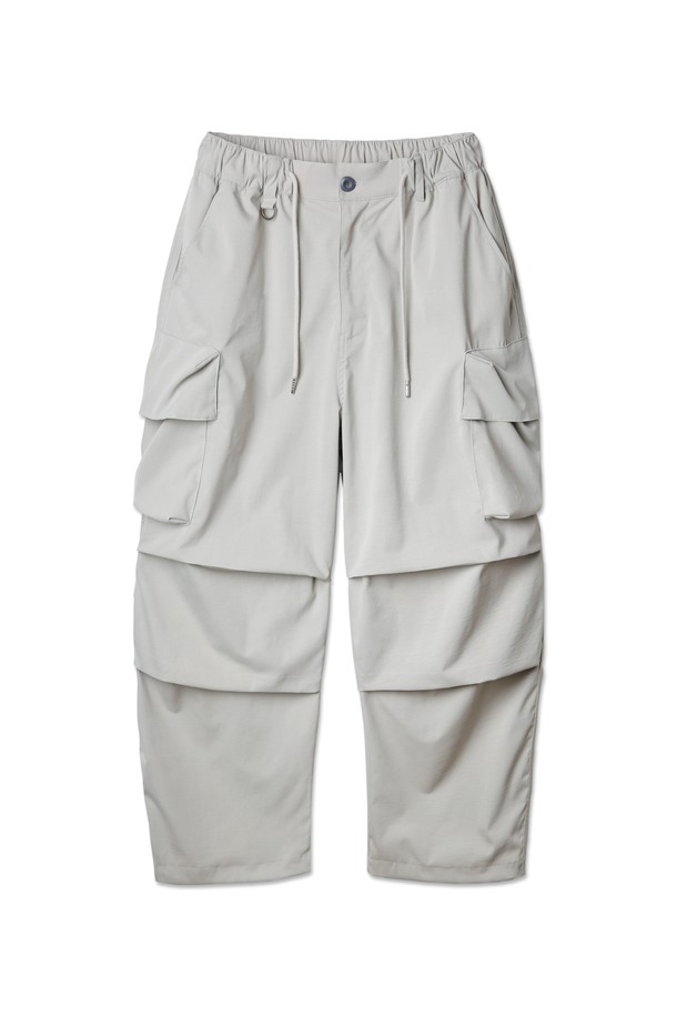 [DELUXE] 소프트 파라슈트 와이드 카고 팬츠 DLX2920은 남녀 모두 착용 가능한, 봄, 여름, 가을 시즌에 어울리는 카고 팬츠입니다. 부드러운 폴리에스테르, 나일론 혼방 소재로 제작되었으며, 라이트 그레이, 카키, 브라운, 블랙 4가지 색상으로 출시되었습니다. 무릎 플리츠, 카고 포켓, 조절 가능한 허리 밴드, D링, 밑단 스트링 디테일이 돋보이는 루즈핏 와이드 팬츠로, 캐주얼하고 스트릿한 무드를 연출하며 일상에서 편안하게 착용할 수 있습니다.
