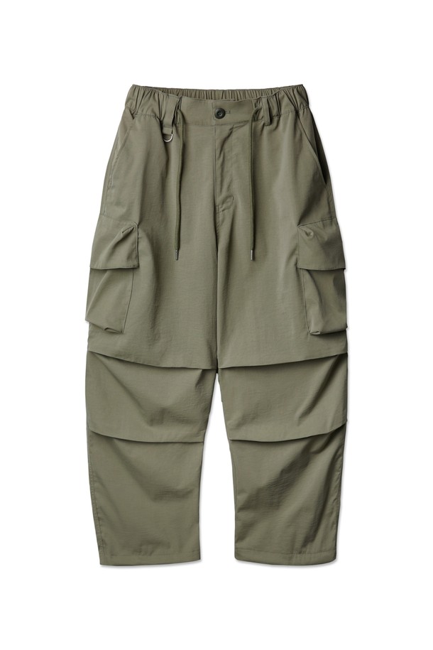 [DELUXE] 소프트 파라슈트 와이드 카고 팬츠 DLX2920은 캐주얼과 스트릿 스타일을 넘나들며, 남녀 모두 착용 가능한 와이드핏 카고 팬츠입니다. 부드러운 촉감의 폴리에스테르와 나일론 혼방 소재로 제작되었으며, 라이트그레이, 카키, 브라운, 블랙 4가지 다채로운 색상으로 출시되었습니다. 허리 스트링, 밑단 스트링, D링 디테일, 카고 포켓을 더해 실용성을 높였으며, 2-way 스타일링으로 다양한 연출이 가능합니다.
