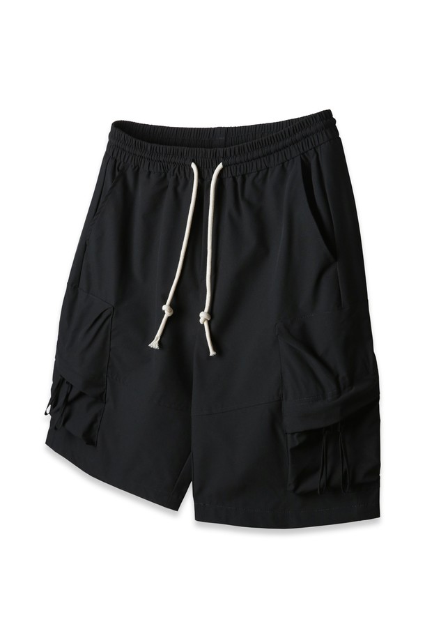 [DELUXE] 사이드 카고 포켓 밴드 반바지 DLX2909는 폴리에스테르 소재로 제작되어 부드러운 촉감을 자랑하며, 얇은 두께감으로 여름철에도 시원하게 착용 가능합니다. 허리 스트링, 루프 스트랩, D 링 디테일, 사이드 지퍼 카고 포켓으로 수납성과 트렌디함을 더했으며, 릴랙스 핏과 내추럴 밑단 디자인으로 편안한 착용감을 제공합니다. 베이지와 블랙 두 가지 컬러로 출시되어, 캐주얼 및 스트릿 스타일을 즐기는 남성분들의 일상, 여행, 아웃도어 활동에 폭넓게 활용하기 좋습니다.
