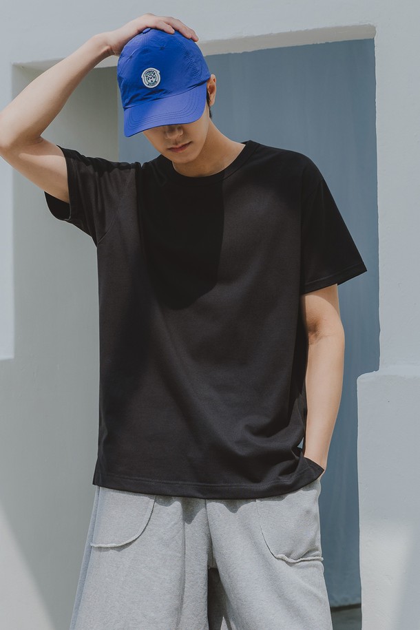 CP 삼중지 사이드 슬릿 크로스핏 반팔티 AST3132는 화이트, 블랙 두 가지 색상으로 출시된 남녀 공용 반팔 티셔츠입니다. 면, 폴리에스터, 스판덱스 혼방의 부드러운 촉감과 흡습, 속건, 통기성이 뛰어난 기능성 소재를 사용하여 봄, 여름철 스포츠 활동은 물론 일상복으로도 편안하게 착용할 수 있습니다. 라운드넥, 레귤러핏 디자인에 사이드 슬릿, 립 바인딩 넥 마감, 대각선 숄더 컷 디테일, 넓은 밑단 마감으로 활동성을 높이고 미니멀하면서도 스포티한 스타일을 연출합니다.
