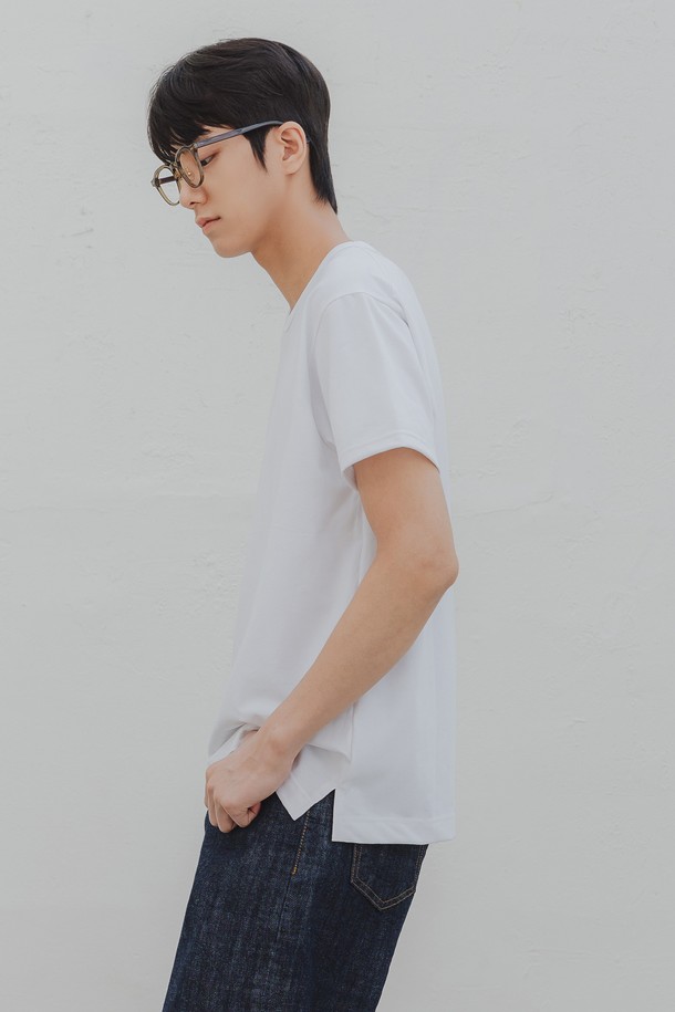 CP삼중지 사이드 슬릿 크로스핏 반팔티 AST3132는 여성용 반팔 티셔츠로, 화이트와 블랙 두 가지 색상으로 제공됩니다. 면, 폴리에스테르, 스판덱스 혼방의 두꺼운 소재로 제작되어 부드러운 촉감과 흡습, 속건 기능을 제공하며, 크롭 기장의 레귤러핏으로 일상 및 운동 시 모두 활용 가능합니다. 사이드 슬릿 디테일과 립 바인딩 넥라인, 대각선 숄더 커팅 디자인이 돋보이는 베이직하면서도 스포티한 스타일의 반팔 티셔츠입니다.
