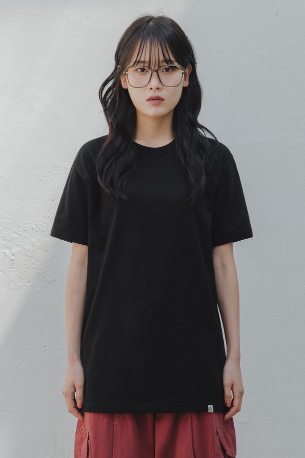 목선과 소매단 립 바인딩 마감으로 견고함을 더한 소매 립 무지 반팔티입니다. 부드러운 면 소재에 슬림핏과 크로스핏 두 가지 핏으로 제작되어 편안한 착용감을 선사하며, 네 가지 다채로운 컬러(화이트, 그린, 네이비, 블랙)로 출시되었습니다. 텀블 워싱 가공으로 변형을 최소화했으며, 미니멀한 디자인과 골지/무지 패턴으로 일상 및 운동 시에도 폭넓게 활용 가능합니다.
