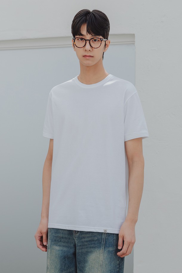 소매 립 무지 반팔티 AST3137은 부드러운 촉감의 20수 코마사 면 원단으로 제작되어 편안한 착용감을 선사합니다. 라운드넥 슬림핏 디자인에 립 바인딩 마감 처리와 텀블 워싱으로 완성도를 높였으며, 일상 및 스포츠 활동에 적합합니다. 화이트, 그린, 네이비, 블랙 4가지 컬러로 만나보세요.
