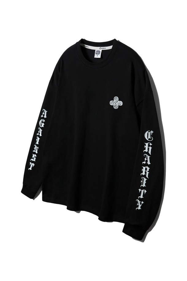 페이즐리 패턴이 돋보이는 오버핏 긴팔 티셔츠입니다. 20수 코마면 원단으로 제작되어 부드러운 촉감을 자랑하며, 텀블 워싱 가공으로 변형을 최소화했습니다. 스트릿 무드를 연출하는 레터링 그래픽 디자인과 라운드넥, 긴 소매 디자인으로 남녀 모두 캐주얼하게 착용하기 좋으며, 화이트와 블랙 두 가지 색상으로 만나보실 수 있습니다.
