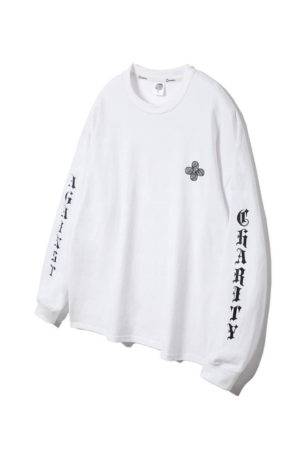 페이즐리 오버핏 긴팔티 AVT942는 20수 코마사 면 소재로 제작되어 부드러운 촉감을 자랑하며, 텀블 워싱 가공으로 변형을 최소화했습니다. 남녀 모두 착용 가능한 스트릿/캐주얼 스타일의 오버핏 긴팔 티셔츠로, 페이즐리 패턴과 레터링, 라운드넥 디자인이 특징입니다. 화이트, 블랙 두 가지 색상으로 출시되었으며, 레이어드 스타일링에도 활용하기 좋습니다.
