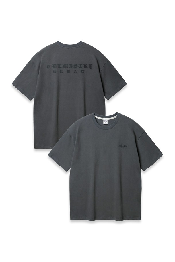 URBAN 오버핏 반팔티 AST4725는 남녀 모두 착용 가능한 데일리/일상용 반팔 티셔츠입니다. 20수 코마사 코튼을 사용하여 부드러운 촉감을 제공하며, 드롭숄더 패턴과 레터링 무늬가 스트릿/캐주얼 스타일을 연출합니다. 화이트, 차콜, 블랙 3가지 컬러로 출시되었으며, 레이어드 스타일링이 용이하고 삠블 워싱 가공으로 완성도를 높였습니다.
