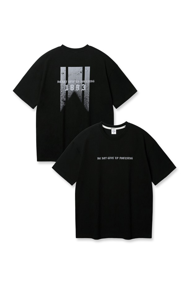 CHASER 오버핏 반팔티 AST4731은 남녀 공용으로, 부드러운 촉감의 면 소재로 제작되어 봄, 여름 시즌에 적합합니다. 라운드넥에 레터링 및 그래픽 패턴이 돋보이며, 드롭숄더 디자인과 텀블워싱 가공으로 편안한 착용감을 선사합니다. 화이트와 블랙 두 가지 색상으로 출시되었으며, 레이어드 스타일링이 가능해 일상 및 캐주얼 룩에 활용하기 좋습니다.
