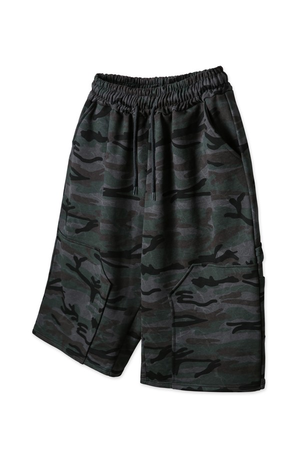 카모 카펜터 트레이닝 밴딩 반바지 PAN2526은 남녀 공용으로, 카키와 그레이 두 가지 색상으로 출시되었습니다. 면 소재에 와이드핏으로 제작되어 편안한 착용감을 선사하며, 카모 패턴과 카펜터 스타일 디테일이 돋보이는 스트릿 & 캐주얼 스타일의 반바지입니다. 허리 밴딩과 스트링으로 사이즈 조절이 용이하며, 피그먼트 & 바이오 워싱으로 자연스러운 질감을 더했습니다.
