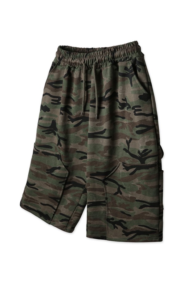 카키와 그레이 두 가지 색상으로 출시된 남성용 카모 카펜터 트레이닝 밴딩 반바지 PAN2526입니다. 바이오워싱 가공과 텀블워싱 처리를 거친 고밀도 면 소재로 제작되어 부드러운 촉감과 빈티지한 컬러감을 자랑하며, 와이드핏으로 편안한 착용감을 선사합니다. 일상복으로 활용하기 좋은 이 반바지는 카펜터 디테일과 조절 가능한 허리 밴딩, 심볼 라벨로 디자인의 완성도를 높였습니다.
