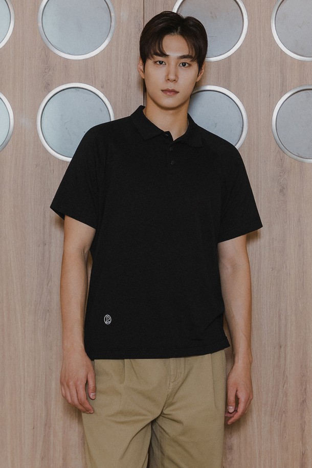 **슬러브 폴로 반팔 티셔츠 BK4211**은 부드러운 면, 모달, 스판덱스 혼방 소재로 제작되어 얇고 시원한 착용감을 선사합니다. 베이직하면서 캐주얼한 스타일로, 래글런 소매 패턴과 진주빛 버튼 디테일, 밑단 3cm 올림, 하단 미니멀 자수 로고로 포인트를 더했습니다. 레귤러핏의 반소매 폴로넥 디자인으로, 일상에서 편안하게 착용하기 좋습니다.
