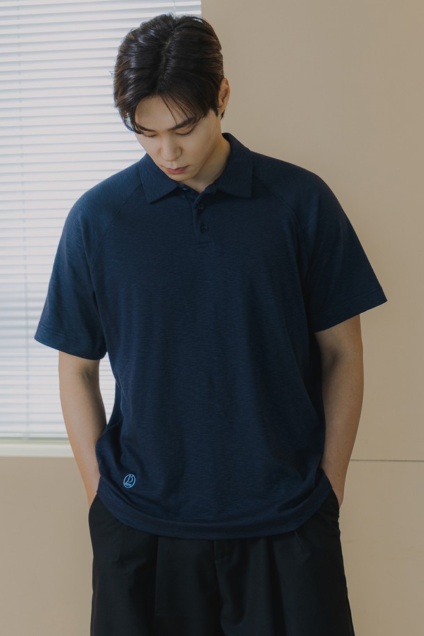 **슬러브 폴로 반팔 티셔츠 BK4211**은 부드러운 촉감과 뛰어난 통기성을 자랑하는 남성용 폴로 티셔츠입니다. 면, 모달, 스판덱스의 혼방 소재로 제작되어 신축성이 뛰어나 편안한 착용감을 제공하며, 변형과 수축을 최소화하여 오랫동안 깔끔하게 유지됩니다. 베이직하고 캐주얼한 스타일로 일상 및 캐주얼 룩에 적합하며, 라글란 소매 패턴, 진주 느낌의 버튼, 새틴 자수 로고, 트리플 스티치 디테일이 돋보입니다.
