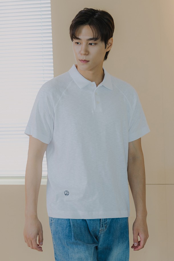 시원한 여름을 위한 남성용 슬러브 폴로 반팔 티셔츠입니다. 부드러운 면, 모달, 스판덱스 혼방 소재로 제작되어 통기성이 뛰어나고 신축성이 있어 편안한 착용감을 선사합니다. 베이직하고 캐주얼한 스타일로, 화이트와 네이비 두 가지 컬러로 출시되었으며 하단 로고 자수 디테일과 삼중 스티치 마감으로 퀄리티를 높였습니다. (화이트 컬러는 비침이 있을 수 있습니다.)
