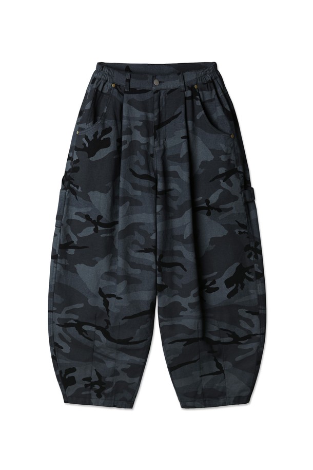 [DELUXE] 카모플라쥬 벌룬핏 하프 밴딩 팬츠 DLX2923은 남녀 공용으로, 캐주얼하고 스트릿한 스타일을 연출하기 좋은 트레이닝 팬츠입니다. 카모 그레이와 카모 블루 두 가지 색상으로 출시되었으며, 봄, 가을에 적합한 중간 두께의 면 소재로 제작되어 부드러운 촉감을 선사합니다. 벌룬핏 디자인에 하프 밴딩으로 편안함을 더하고, 카펜터 디자인, 백포켓, 미니멀 자수 라벨 디테일이 돋보이며, 자연스러운 신체 커버와 자유로운 활동성을 제공합니다.
