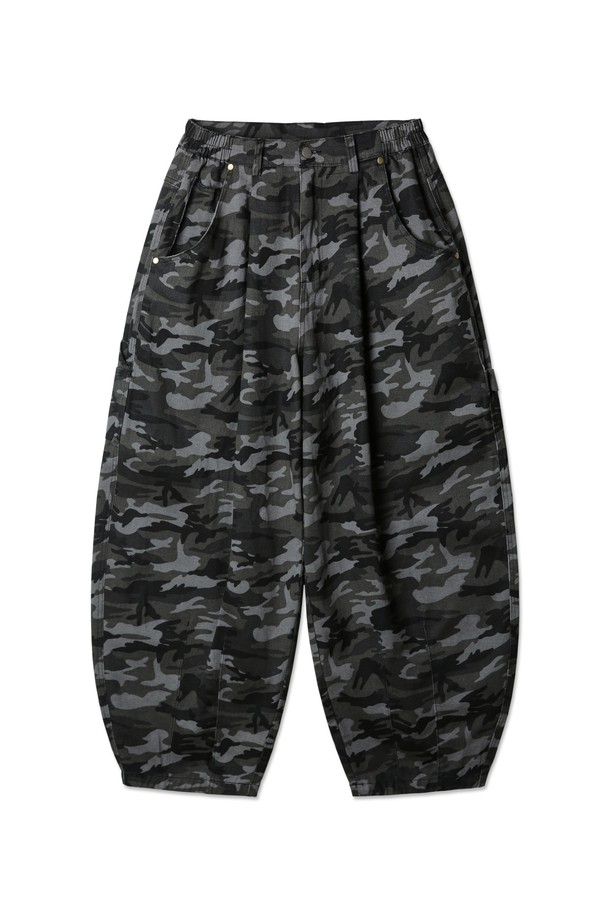 [DELUXE] 카모플라쥬 벌룬핏 하프 밴딩 팬츠 DLX2923은 카모 그레이와 카모 블루 두 가지 색상으로 출시되어, 캐주얼하고 밀리터리한 스타일을 연출합니다. 면 소재로 제작되어 부드러운 촉감을 제공하며, 봄, 가을에 적합한 두께로 제작되었습니다. 벌룬핏 디자인과 하프 밴딩, 카펜터 스타일, 자유로운 활동성을 위한 디자인으로 편안함과 스타일을 동시에 잡았습니다.
