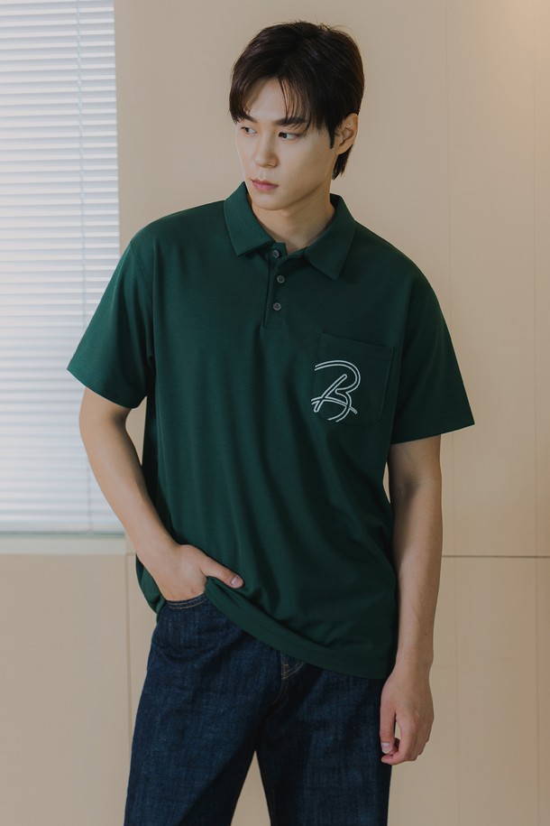 **포켓 B 로고 카라 반팔 티셔츠 BK4205**는 부드러운 촉감과 뛰어난 기능성을 갖춘 남성용 폴로 티셔츠입니다. 봄, 여름 시즌에 적합하며, 화이트, 딥그린, 네이비 세 가지 색상으로 출시되어 베이직하면서도 캐주얼한 스타일을 연출할 수 있습니다. 흡습, 통기, 신축성, 발수 기능을 갖춘 폴리에스테르, 레이온, 스판덱스 혼방 소재에, 포켓 디테일, 진주빛 버튼, 자수 로고, 삼중 스티치 암홀, 주름 방지 기능까지 더해져 실용성을 높였습니다.
