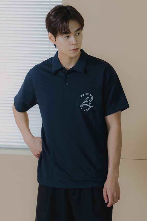 포켓 B 로고 카라 반팔 티셔츠 BK4205는 베이직하고 미니멀한 스타일의 공용 폴로 티셔츠입니다. 시원한 촉감과 흡습, 통기성, 신축성, 발수 기능을 갖춘 폴리에스터, 레이온, 스판덱스 혼방 소재로 제작되었으며, 여름철 데일리룩에 적합합니다. 화이트, 딥그린, 네이비 세 가지 색상으로 출시되었으며, 포켓 로고 자수, 소매단과 밑단 봉제, 진주빛 단추, 암홀 삼중 스티치, 구김 방지 등 섬세한 디테일로 완성도를 높였습니다.

