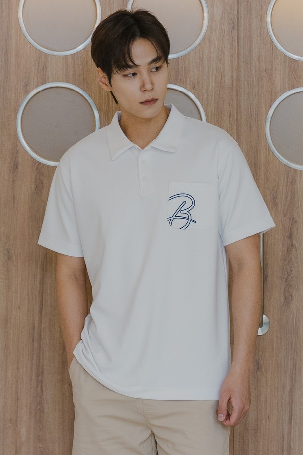 포켓 B 로고 카라 반팔 티셔츠 BK4205는 부드러운 촉감과 뛰어난 흡습, 통기성, 신축성을 자랑하는 남성용 폴로 티셔츠입니다. 베이직하면서 캐주얼한 스타일로 일상에서 편안하게 착용할 수 있으며, 레귤러핏과 레귤러 기장으로 깔끔한 실루엣을 연출합니다. 화이트, 딥그린, 네이비 세 가지 색상으로 출시되었으며, 포켓 디테일, 진주 버튼, 자수 로고, 삼중 스티치 등의 특징을 더해 완성도를 높였습니다.
