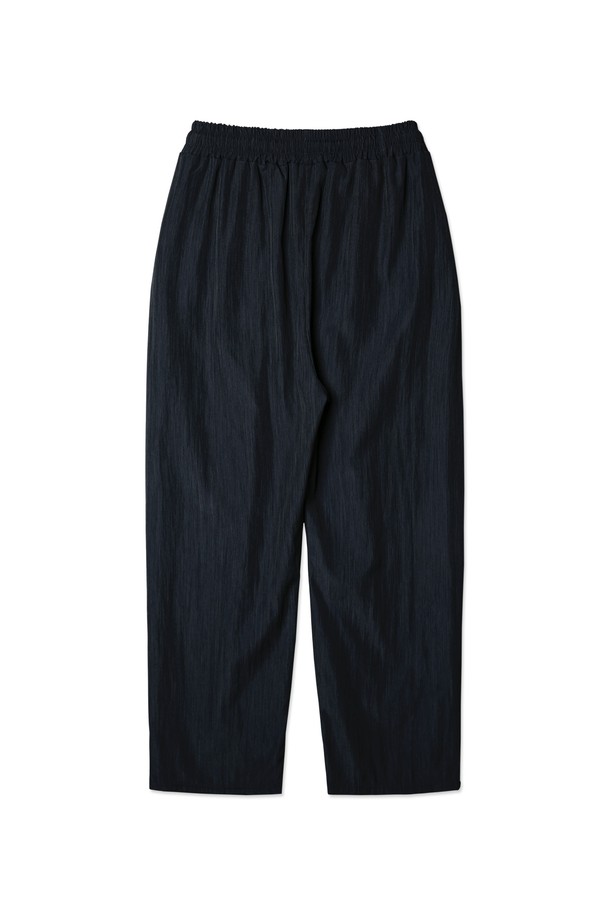 토치 썸머 밴드 원턱 와이드 슬랙스 BK2995는 봄, 여름 시즌에 어울리는 남녀 공용 슬랙스입니다. 차콜, 네이비 두 가지 색상으로 제공되며, 얇고 부드러운 폴리에스테르와 나일론 혼방 소재로 제작되어 릴랙스 핏을 선사합니다. 원턱 디테일과 스트링, 주머니, 밴딩 처리, 그리고 시원한 착용감을 위한 얇은 두께와 구김 방지, 빠른 건조 기능으로 편안한 일상복으로 활용하기 좋습니다.
