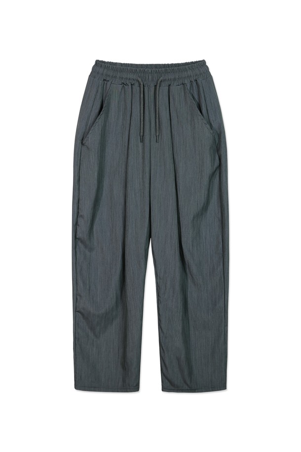 [기획] 토치 썸머 밴드 원턱 와이드 슬랙스는 봄, 여름 시즌에 어울리는 가볍고 시원한 착용감의 슬랙스입니다. 차콜, 네이비 두 가지 색상으로 제공되며, 릴랙스 핏과 와이드한 실루엣으로 편안한 활동성을 보장합니다. 폴리에스터와 나일론 혼방 소재로 제작되어 주름 방지, 빠른 건조, 관리 용이하며, 밴딩 허리, 원턱 디테일, 넉넉한 포켓으로 실용성을 더한 데일리 슬랙스입니다.
