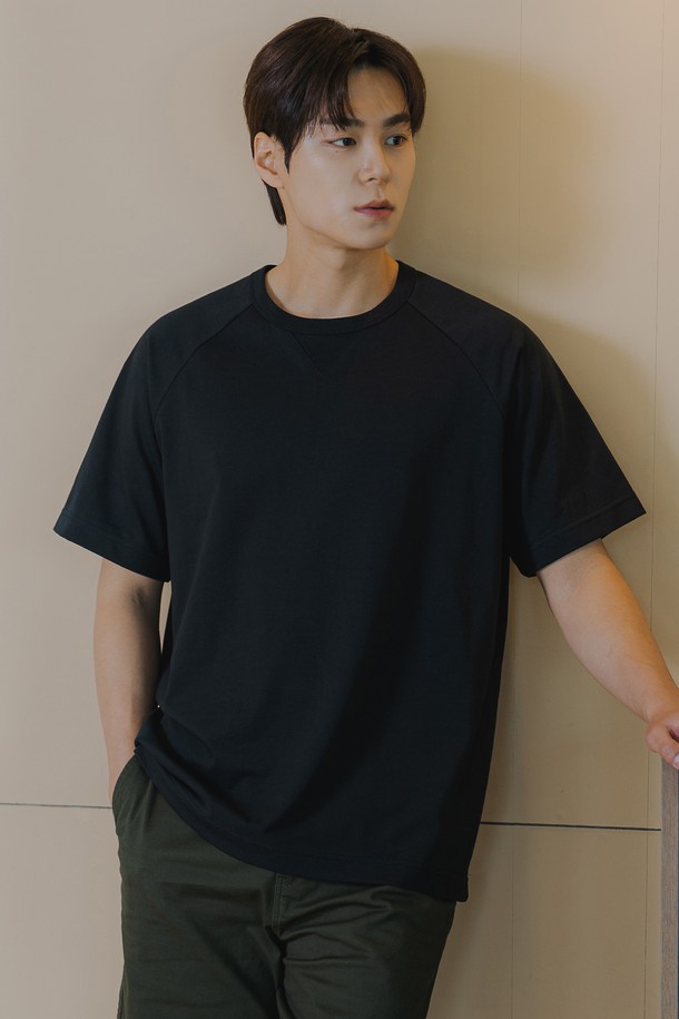 삼각 거싯 디테일이 돋보이는 BK4207 반팔 티셔츠입니다. 흡습, 속건, 신축성 기능을 갖춘 바이오 CP 트리플 원단을 사용하여 얇고 부드러운 촉감을 선사하며, 봄, 여름 시즌에 쾌적하게 착용 가능합니다. 래글런 소매 패턴과 등판 하단 레터링, 소매단 및 밑단 3cm 추가 봉제로 완성도를 높였으며, 미니멀하고 베이직한 스타일로 데일리하게 활용하기 좋습니다.
