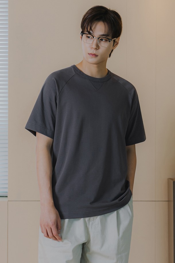 부드러운 촉감의 삼각 거싯 반팔 티셔츠 BK4207은 바이오 CP 트리플 원단을 사용하여 뛰어난 신축성과 통기성을 제공하며, 최소한의 수축으로 편안함을 더합니다. 라운드넥에 레귤러핏으로 디자인되었으며, 캐주얼, 미니멀 스타일을 연출하기에 적합합니다. 래글런 소매 패턴과 트라이앵글 거싯 디테일, 3cm 추가 봉제선이 적용되어 활동성을 높였으며, 화이트, 차콜, 블랙 세 가지 색상으로 만나볼 수 있습니다.
