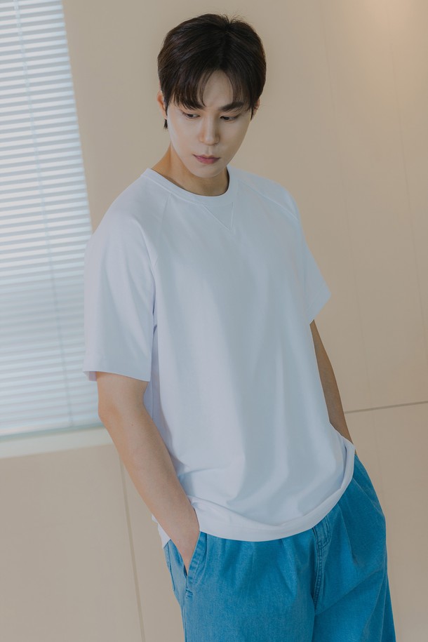 부드러운 촉감과 뛰어난 통기성을 자랑하는 삼각 거싯 반팔 티셔츠 BK4207입니다. 바이오 CP 3중 직조 원단에 바이오 워싱 가공을 더해 내구성을 높였으며, 컴팩트 가공으로 깔끔한 핏을 선사합니다. 레귤러핏에 래글런 소매와 삼각 거싯 네크라인 디자인으로 활동성과 스타일을 동시에 잡은 데일리 티셔츠입니다.
