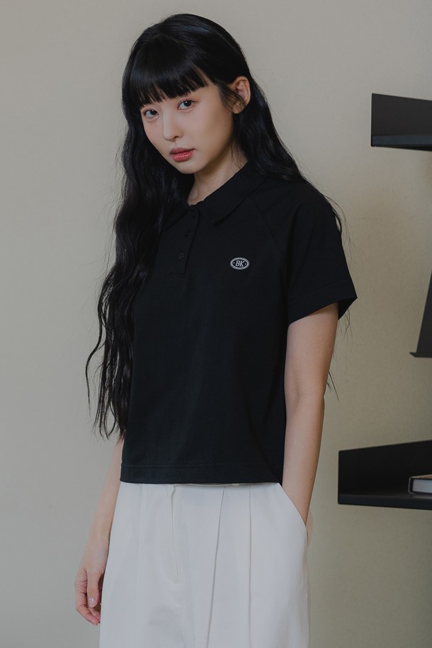 "세미 크롭 로고 카라 반팔 티셔츠 BK4215"는 여성 의류로, 미니멀한 스타일을 추구하는 분들께 제격입니다. 부드러운 촉감의 면, 폴리에스테르, 스판덱스 혼방 소재로 제작되었으며, 바이오 CP 트리플 원단, 컴팩 가공을 통해 은은한 광택과 뛰어난 신축성을 자랑합니다. 화이트, 핑크, 블랙 세 가지 색상으로 출시되었으며, 흡습 및 속건 기능과 래글런 소매 패턴, 3중 스티치 마감으로 편안함과 섬세한 디테일까지 놓치지 않았습니다.
