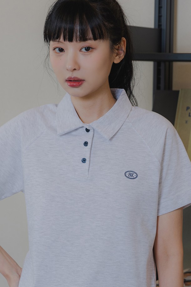 세미 크롭 기장의 여성용 로고 카라 반팔 티셔츠입니다. 부드러운 촉감의 면, 폴리에스테르, 스판덱스 혼방 소재에 흡습 및 통기성이 우수한 3중 CP원단으로 제작되었으며, 바이오워싱 가공을 거쳐 편안한 착용감을 선사합니다. 라글란 소매, 진주 버튼, 자수 로고 디테일과 삼중 스티치 마감으로 미니멀하면서도 세련된 스타일을 연출하며, 화이트, 핑크, 블랙 3가지 색상으로 만나볼 수 있습니다.
