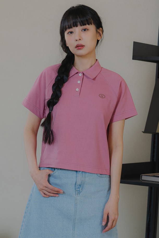 세미 크롭 기장의 로고 카라 반팔 티셔츠는 면, 폴리에스테르, 스판덱스 혼방 소재로 제작되어 부드러운 촉감과 편안한 착용감을 선사합니다. 바이오 워싱 및 컴팩트 가공을 거쳐 통기성이 우수하며, 은은한 광택과 주름이 적은 것이 특징입니다. 래글런 소매 디자인과 진주 느낌의 버튼, 삼중 스티치 마감으로 완성도를 높였으며, 미니멀한 디자인과 화이트, 핑크, 블랙 세 가지 컬러로 일상에서 폭넓게 활용할 수 있습니다.
