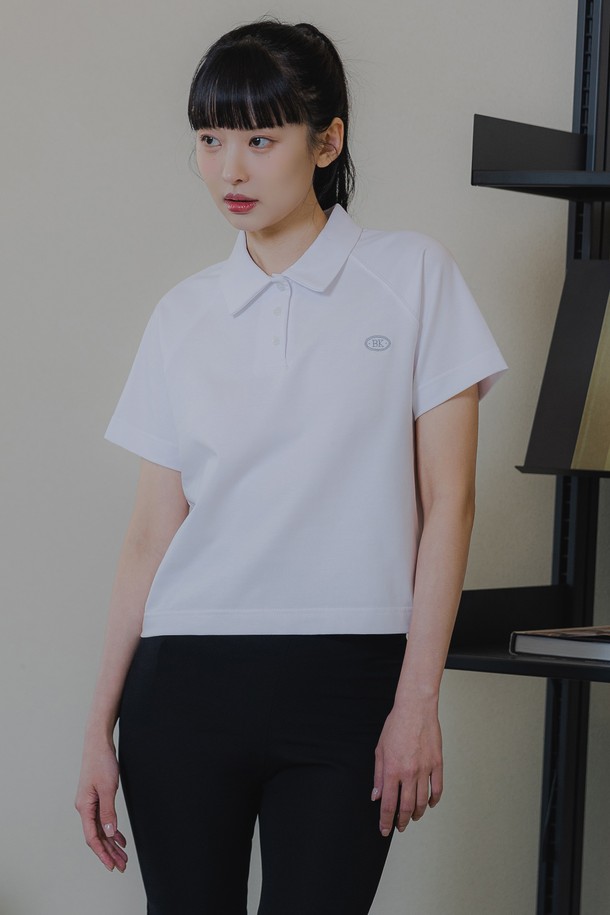 세미 크롭 기장의 BK4215 로고 카라 반팔 티셔츠는 여성 의류로, 미니멀한 스타일을 추구하는 분들께 적합합니다. 면, 폴리에스테르, 스판덱스 혼방의 CP 트리플 원단으로 제작되어 부드러운 촉감과 뛰어난 통기성을 자랑하며, 바이오워싱 및 컴팩트 가공을 통해 은은한 광택과 최소 수축률을 구현했습니다. 화이트, 핑크, 블랙 세 가지 색상으로 출시되었으며, 라글란 소매 패턴, 진주 버튼 디테일, 3중 스티치 마감으로 디자인의 완성도를 높였습니다.
