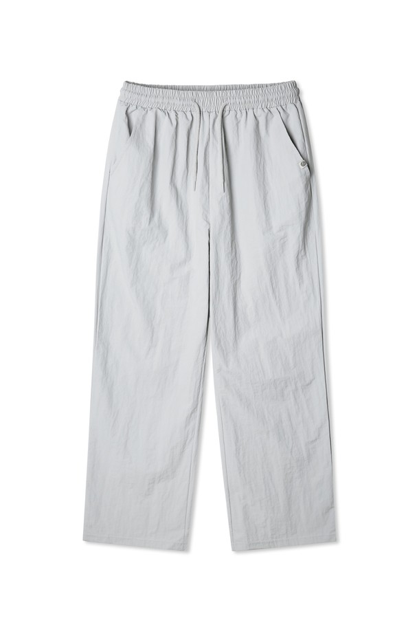 세미와이드 핏의 프리미엄 나일론 팬츠 PAN2530 (4 COLOR)는 미니멀하고 베이직한 스타일을 추구하는 분들을 위한 데일리 및 여행룩 아이템입니다. 고밀도 프리미엄 나일론 원단으로 제작되어 부드러운 촉감과 뛰어난 형태 유지력을 자랑하며, 가볍고 속건 기능과 방수 기능으로 활동성을 높였습니다. 세미와이드 핏과 자연스러운 드레이프 실루엣이 편안하면서도 세련된 핏을 연출하며, 조절 가능한 스트링과 사이드 포켓, 심플 심볼 라벨 디테일로 실용성을 더했습니다. 라이트그레이, 애쉬카키, 차콜, 블랙 4가지 컬러로 출시되어 다양한 스타일 연출이 가능합니다. 봄, 여름, 가을, 3계절 활용 가능한 얇은 두께의 긴 바지입니다.
