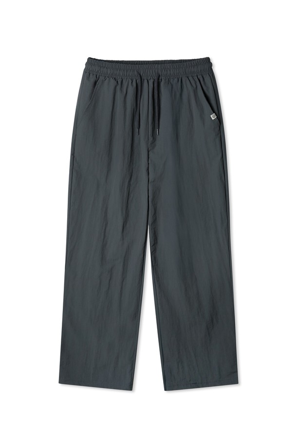 세미와이드 핏의 프리미엄 나일론 팬츠 PAN2530 (4 COLOR)입니다. 남녀 공용으로, 라이트그레이, 애쉬카키, 차콜, 블랙 4가지 컬러로 만나보실 수 있습니다. 봄, 여름, 가을에 활용하기 좋은 얇은 두께감의 루즈핏 세미와이드 팬츠로, 가볍고 부드러운 촉감이 특징입니다. 허리 스트링 조절이 가능하며, 방수, 속건, 경량 기능으로 활동성을 높였습니다. 미니멀, 베이직 스타일의 동네 마실룩, 여행룩에 적합한 아이템입니다.
