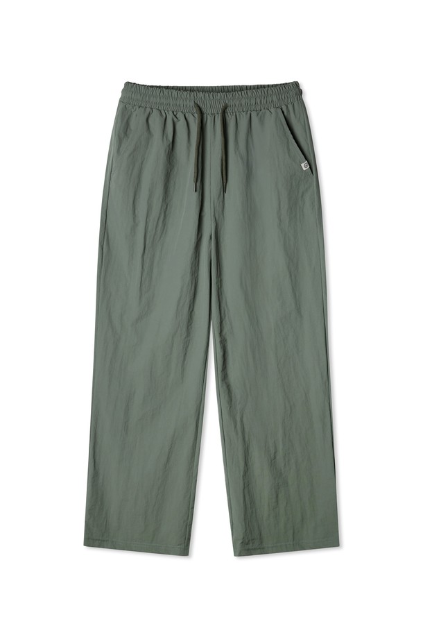 세미와이드 프리미엄 나일론 팬츠 PAN2530 (4 COLOR)는 미니멀하고 베이직한 스타일의 세미와이드 핏 팬츠입니다. 남녀 모두 착용 가능하며, 라이트그레이, 애쉬카키, 차콜, 블랙 4가지 컬러로 출시되었습니다. 봄, 여름, 가을 계절에 적합하며, 출근룩과 여행룩에 활용하기 좋습니다. 고밀도 프리미엄 나일론 원단으로 제작되어 부드러운 촉감과 경량, 발수, 속건 기능을 제공합니다. 허리 사이즈 조절이 가능하며, 자연스러운 드레이프와 변형이 적은 우수한 형태 유지력, 심플한 심볼 라벨 디테일이 특징입니다.
