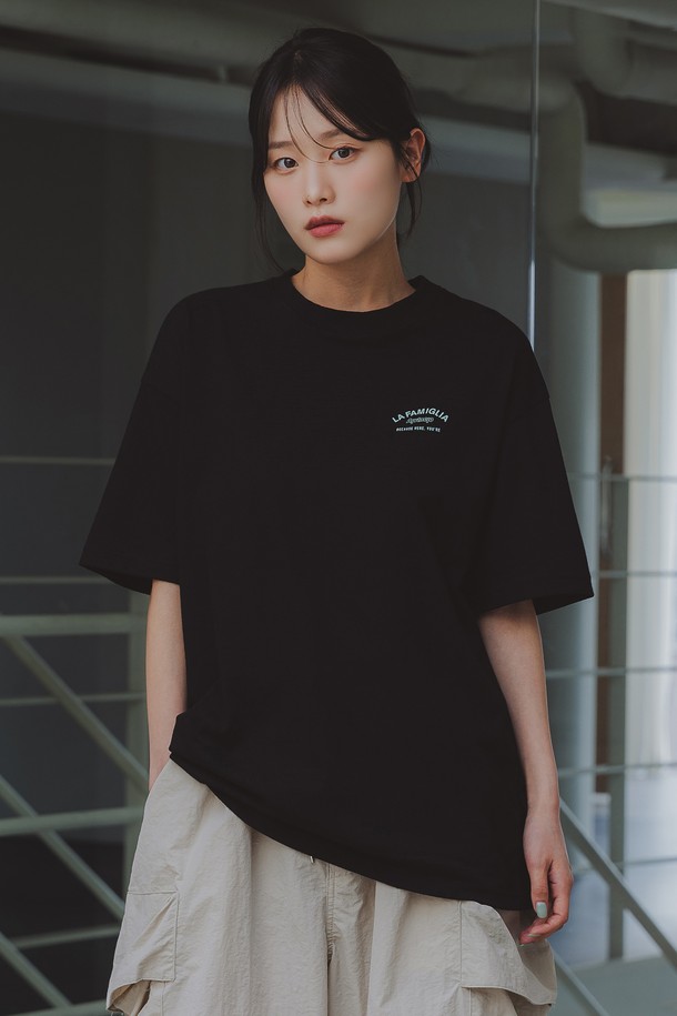 LA FAMILGLIA 오버핏 반팔티 AST4786 (2 COLOR)는 20수 코마사 면 원단을 사용하여 부드러운 촉감과 뛰어난 착용감을 제공하며, 넉넉한 오버핏으로 편안하게 즐길 수 있습니다. 남녀 모두 착용 가능하며, 화이트와 블랙 두 가지 기본 컬러로 출시되어 다양한 스타일링에 활용하기 좋습니다. 레터링 무늬가 포인트로 들어간 베이직한 디자인으로, 봄, 여름 시즌 데일리룩에 활용하기 좋은 아이템입니다.
