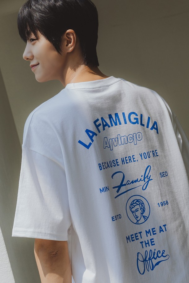 LA FAMILGLIA 오버핏 반팔티 AST4786은 20수 코마면 원단으로 제작되어 부드러운 촉감을 선사하며, 텀블 워싱 가공으로 변형을 최소화했습니다. 자연스러운 드레이프 숄더 패턴과 라운드넥 디자인이 편안한 착용감을 제공하며, 넉넉한 오버핏으로 남녀 모두 캐주얼하고 베이직한 스타일을 연출할 수 있습니다. 화이트와 블랙 두 가지 색상에 M부터 XXL까지 4가지 사이즈로 구성되어 있습니다.
