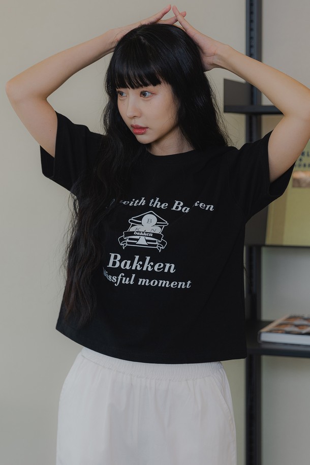 템플 BK3959 반팔 티셔츠는 남녀 공용으로, 봄/여름 시즌에 캐주얼하게 착용하기 좋은 아이템입니다. 부드러운 면 소재에 바이오워싱 가공을 더해 착용감이 뛰어나며, 레터링 및 엠블럼 무늬가 돋보입니다. 얇은 두께감의 레귤러/크롭 핏으로 다양한 스타일 연출이 가능하며, 비침 없이 튼튼한 내구성과 삼중 스티치 마감으로 완성도를 높였습니다.
