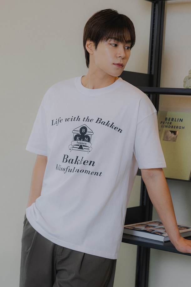 템플 반팔 티셔츠 BK3959는 남녀 모두 착용 가능한 캐주얼 스타일의 반팔 티셔츠입니다. 봄, 여름 시즌에 적합하며, 부드러운 면 소재에 바이오 워싱 가공을 더해 편안한 착용감을 제공합니다. 크롭 또는 레귤러 핏으로 출시되며, 레터링 또는 엠블럼 패턴과 라운드 넥 디자인, 그리고 변형 없는 실루엣을 위한 삼중 스티치 마감 등이 특징입니다. 색상은 화이트와 블랙 두 가지로 만나볼 수 있습니다.
