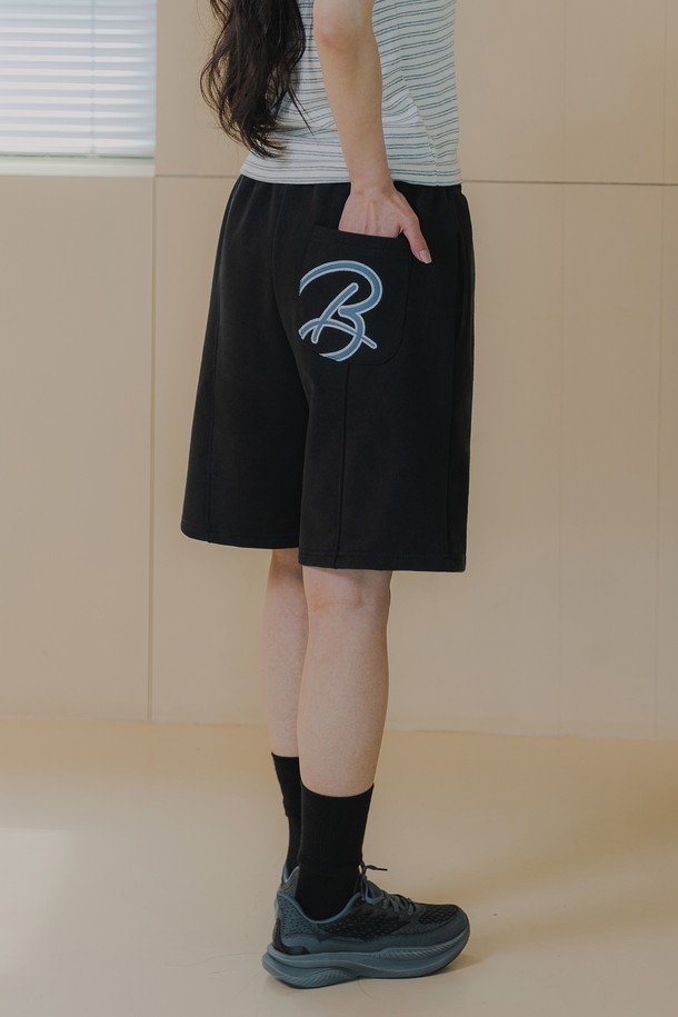 포켓 B로고 하프 밴딩 팬츠 BK2996은 남녀 공용으로 착용 가능한 캐주얼 반바지입니다. 멜란지 그레이, 네이비, 블랙 3가지 색상으로 출시되었으며, 허리 스트링, 뒷주머니 로고 자수, 파이핑 라인 디테일이 특징입니다. 부드러운 프렌치테리 면/폴리에스터 혼방 소재에 레귤러핏으로 제작되어 봄, 여름 데일리룩에 편안하게 활용하기 좋습니다.
