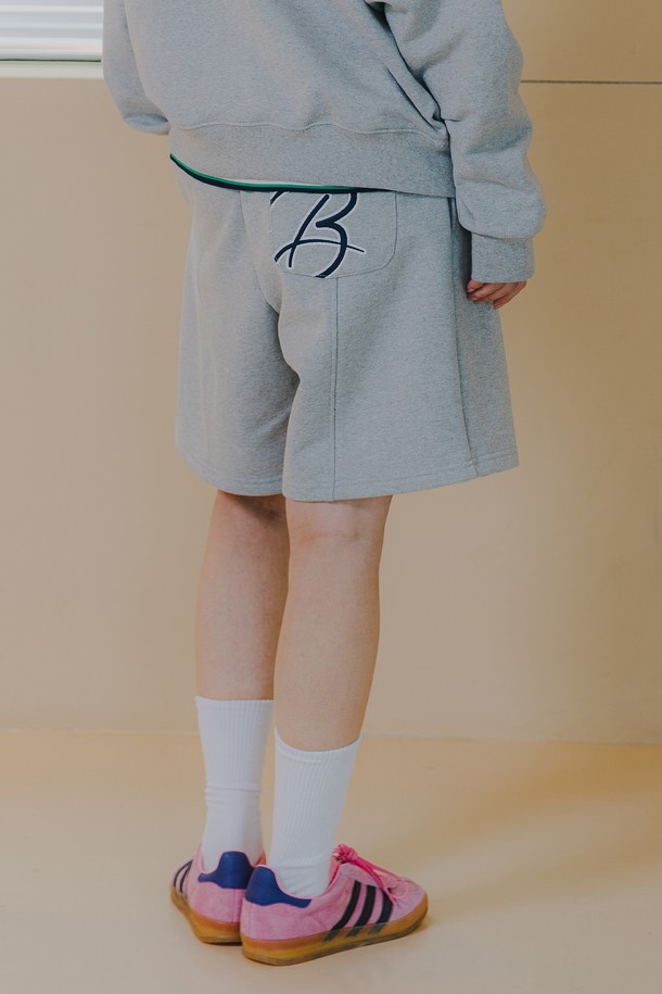 **포켓 B로고 하프 밴딩 팬츠 BK2996**는 부드러운 프렌치 테리 원단으로 제작되어 편안한 착용감을 선사하며, 남녀 모두 착용 가능한 반바지입니다. 허리 밴딩과 스트링으로 편리하게 조절 가능하며, 멜란지 그레이, 네이비, 블랙 세 가지 색상으로 출시되었습니다. 로고 자수와 파이핑 라인, 백 포켓 디테일이 돋보이며, 캐주얼하고 미니멀한 스타일을 연출하기 좋습니다.
