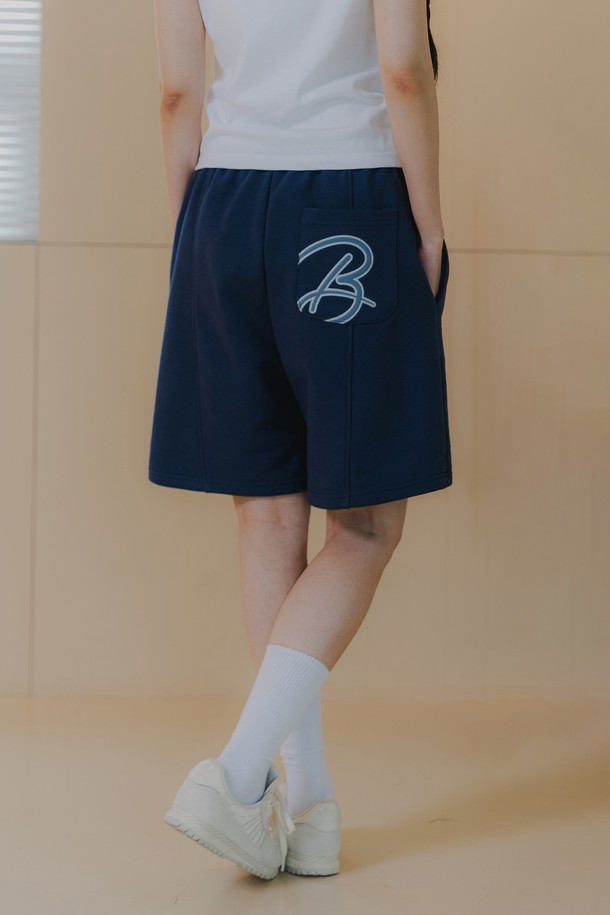 포켓 B로고 하프 밴딩 팬츠 BK2996은 밀란지 그레이, 네이비, 블랙 3가지 색상으로 출시된, 면과 폴리에스터 혼방의 숏 기장 반바지입니다. 840g/yd 고중량의 고밀도 프렌치 테리 원단과 탄탄한 조직감으로 제작되었으며, 레귤러핏으로 편안한 착용감을 제공합니다. 스포티하면서도 캐주얼한 무드를 연출하며, 아플리케 자수, 스트로크 자수 디테일, 파이핑 라인 처리, 스트링, 포켓 B로고 디자인으로 포인트를 더해 일상복으로 활용하기 좋습니다.
