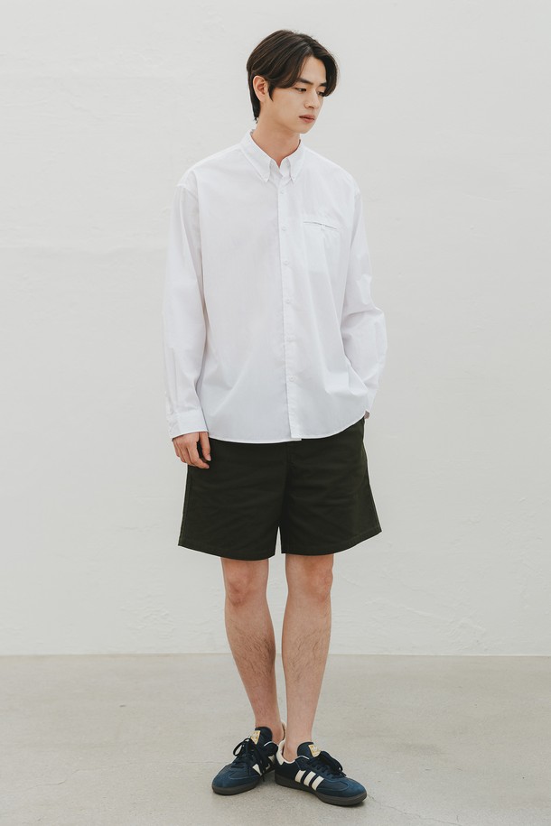 부드러운 페이퍼 코튼 소재와 시원한 착용감이 특징인 남성용 포켓 버튼 페이퍼 셔츠입니다. 차이나칼라와 루즈핏으로 캐주얼하면서도 포멀한 스타일을 연출하며, 데일리룩으로 활용하기 좋습니다. 화이트 컬러의 무지 디자인에 버튼 디테일과 인사이드 포켓을 더해 실용성을 높인 반소매 셔츠입니다.
