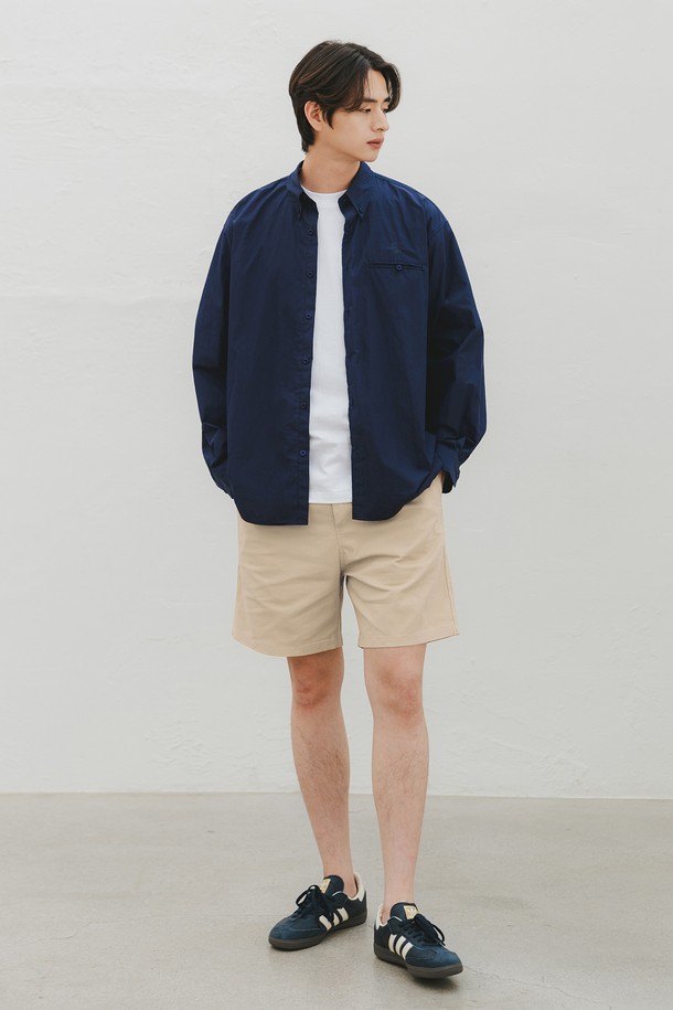 네이비와 베이지 컬러로 출시된 포켓 버튼 페이퍼 셔츠와 스트레치 치노 쇼츠 셋업입니다. 면 70%와 나일론 30% 혼방 소재로 제작되어 드라이한 촉감과 부드러움을 동시에 느낄 수 있으며, 높은 신축성으로 편안한 착용감을 제공합니다. 넉넉한 핏과 클래식, 베이직한 스타일을 기반으로 데일리, 캐주얼, 포멀 등 다양한 상황에서 활용 가능하며, 버튼 디테일, 톤온톤 배색 자수, 인사이드 포켓 등의 특징을 갖추었습니다.
