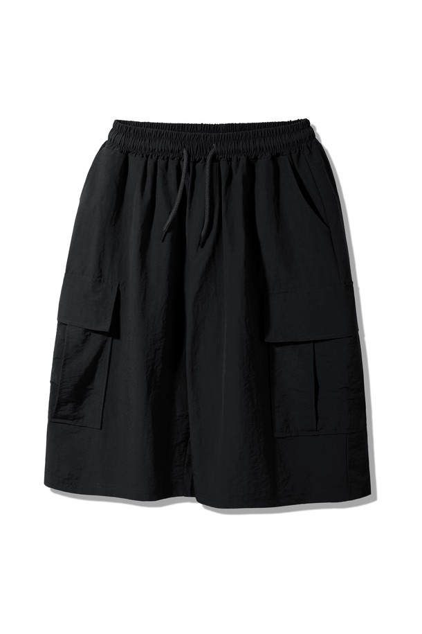 **나일론 밴딩 카고 버뮤다 팬츠 PAN2529 (2 COLOR)**는 여름철 시원하게 착용하기 좋은 남성용 5부 기장의 버뮤다 팬츠입니다. 가볍고 얇은 나일론 소재로 제작되어 빠른 건조와 방수 기능을 갖췄으며, 루즈핏 와이드 실루엣으로 편안한 착용감을 선사합니다. 블랙과 카키 두 가지 색상으로 출시되었으며, 카고 포켓과 스트링 디테일로 캐주얼하면서도 스포티한 스타일을 연출할 수 있습니다.
