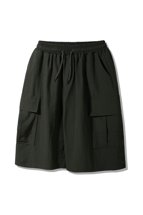 가볍고 시원한 착용감의 나일론 밴딩 카고 버뮤다 팬츠입니다. 얇고 부드러운 나일론 소재에 루즈핏 와이드 실루엣으로 편안함을 더했으며, 카키와 블랙 두 가지 색상으로 출시되었습니다. 밴딩 허리와 스트링 디테일, 사이드 카고 포켓이 특징이며, 뛰어난 방수 및 속건 기능과 함께 형태 변형이 적어 여름철 일상복으로 적합합니다.
