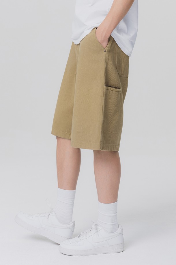 **썸머 코튼 버뮤다 하프 팬츠 DLX2929 (3 COLOR)**는 부드러운 면 소재로 제작되어 편안한 착용감을 선사하는 남성용 버뮤다 하프 팬츠입니다. 릴랙스 핏으로 제작되었으며, 베이지, 차콜, 블랙 세 가지 색상으로 출시되어 다양한 스타일 연출이 가능합니다. 사이드 미니 포켓과 백 포켓 라벨 디테일, 적당한 중량감이 특징이며, 여름철 일상복으로 활용하기 좋습니다.
