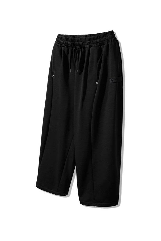 사이드 스냅 버튼 스트링 벌룬 스웨트 팬츠 DLX2520 (3 COLOR)는 부드러운 촉감의 면, 폴리에스테르 혼방 소재로 제작되어 봄, 가을, 겨울 시즌에 착용하기 좋은 남성용 스웨트 팬츠입니다. 캐주얼, 미니멀, 시티보이 스타일을 위한 아이템으로, 넉넉한 루즈핏 벌룬 핏이 편안한 착용감을 선사합니다. 사이드 스냅 버튼 디테일과 밑단 스트링 스토퍼로 개성 있는 연출이 가능하며, 뒷 포켓 디자인과 새틴 자수 디테일이 돋보입니다. 일상, 집콕, 겨울 데일리룩 등 다양한 TPO에 활용하기 좋은 스웨트 팬츠입니다. 그레이, 브라운, 블랙 3가지 색상으로 출시되었습니다.
