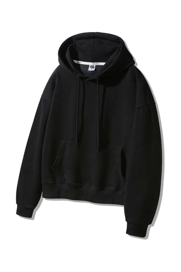 베이직 크롭 스웨트 후드티 AVH309는 면과 폴리에스테르 혼방의 더블코튼 원단으로 제작되어 부드러운 촉감과 두꺼운 두께감으로 따뜻함을 선사합니다. 세미 크롭 기장에 레귤러핏으로 디자인되었으며, 무지 패턴, 긴 소매, 후드 네크라인이 캐주얼하고 미니멀한 스타일을 연출합니다. 그레이와 블랙 두 가지 색상으로 출시되어, 동네 마실룩, 집콕룩, 겨울 데일리룩 등 다양한 TPO에 활용하기 좋습니다.
