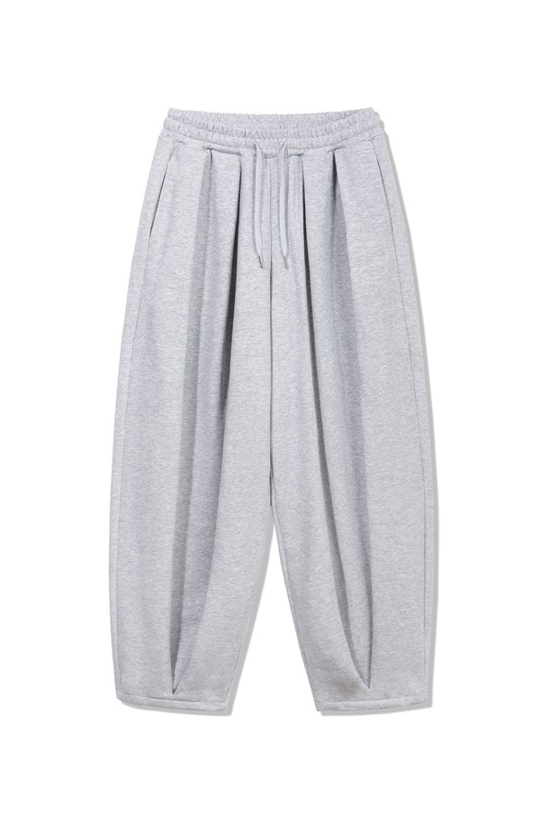 핀턱 벌룬 와이드 스웨트 팬츠 DLX2971 (3 COLOR)는 부드러운 면과 폴리에스테르 혼방의 스웨트 소재로 제작되어 편안한 착용감을 선사합니다. 핀턱 디테일과 와이드, 벌룬핏 디자인으로 트렌디하면서도 개성 있는 스타일을 연출하며, 루즈핏으로 활동성을 높였습니다. 그레이, 브라운, 블랙 3가지 컬러로 출시되어 다양한 상의와 매치하기 용이합니다. 신축성이 있어 편안하며, 발목 기장으로 깔끔한 실루엣을 완성합니다. 일상, 집콕룩, 겨울 데일리룩 등 어떤 상황에도 잘 어울리는 캐주얼, 미니멀, 시티보이 스타일의 필수 아이템입니다.
